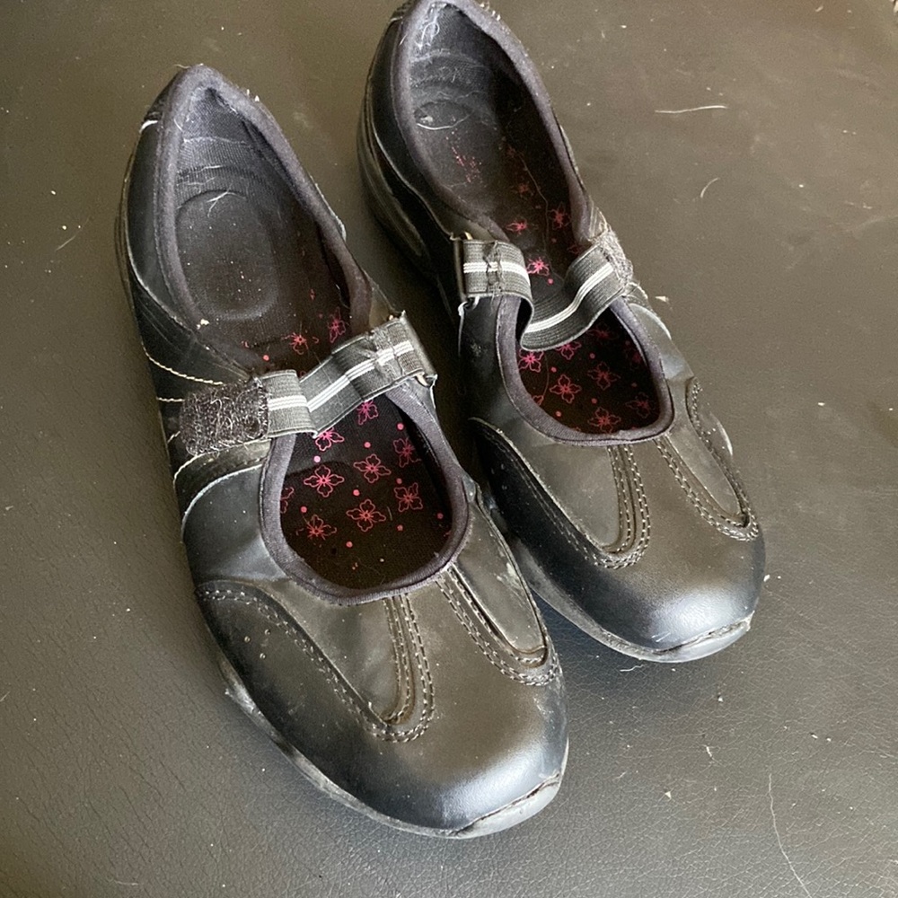 Flat black shoes